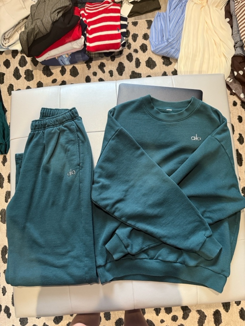 Alo  hunter green Crewneck Sweatshirt & Jogger Set